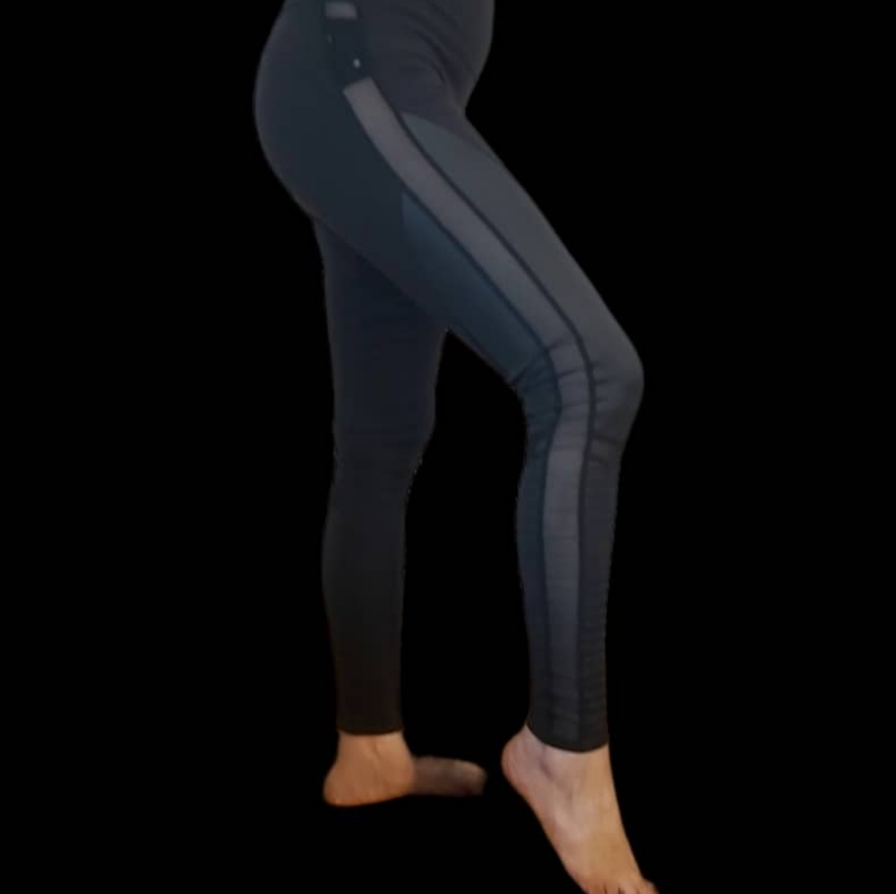 ALO Yoga Terra leggings . Back. - Picture 10 of 12